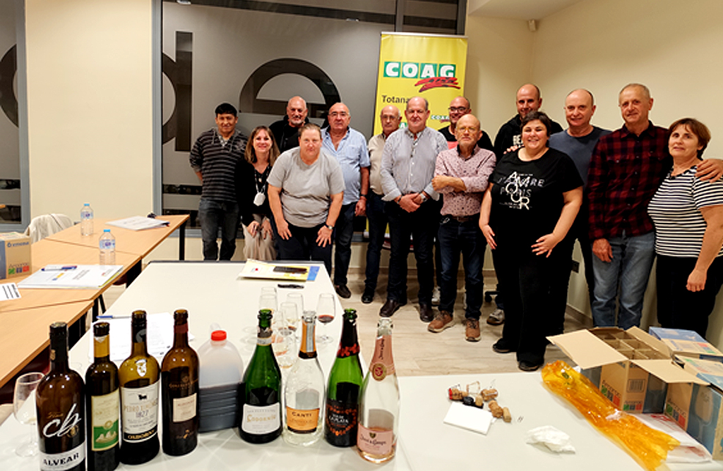 Diecisis alumnos finalizan con xito un curso de cata de vinos organizado por Coag